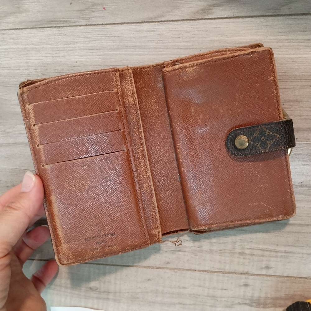 LOUIS VUITTON French Kisslock Wallet | Monogram - Picture 9 of 16